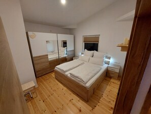 2 bedrooms, travel crib, free WiFi, bed sheets