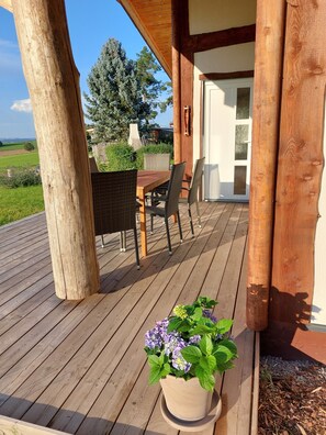 Outdoor dining - Cozy newly built vacation home in the heart of the Erzgebirge "Haus West" (Pockau-Lengefeld)