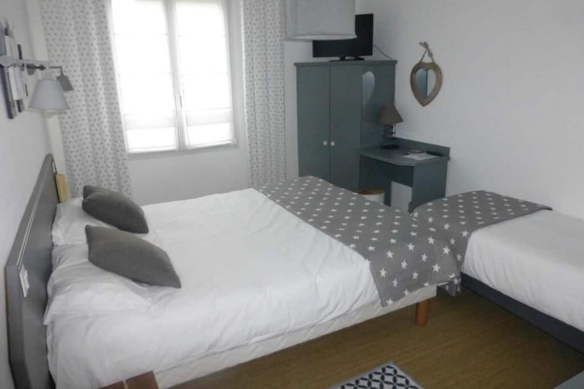 Habitación triple clásica | 1 habitación, wifi gratis y ropa de cama