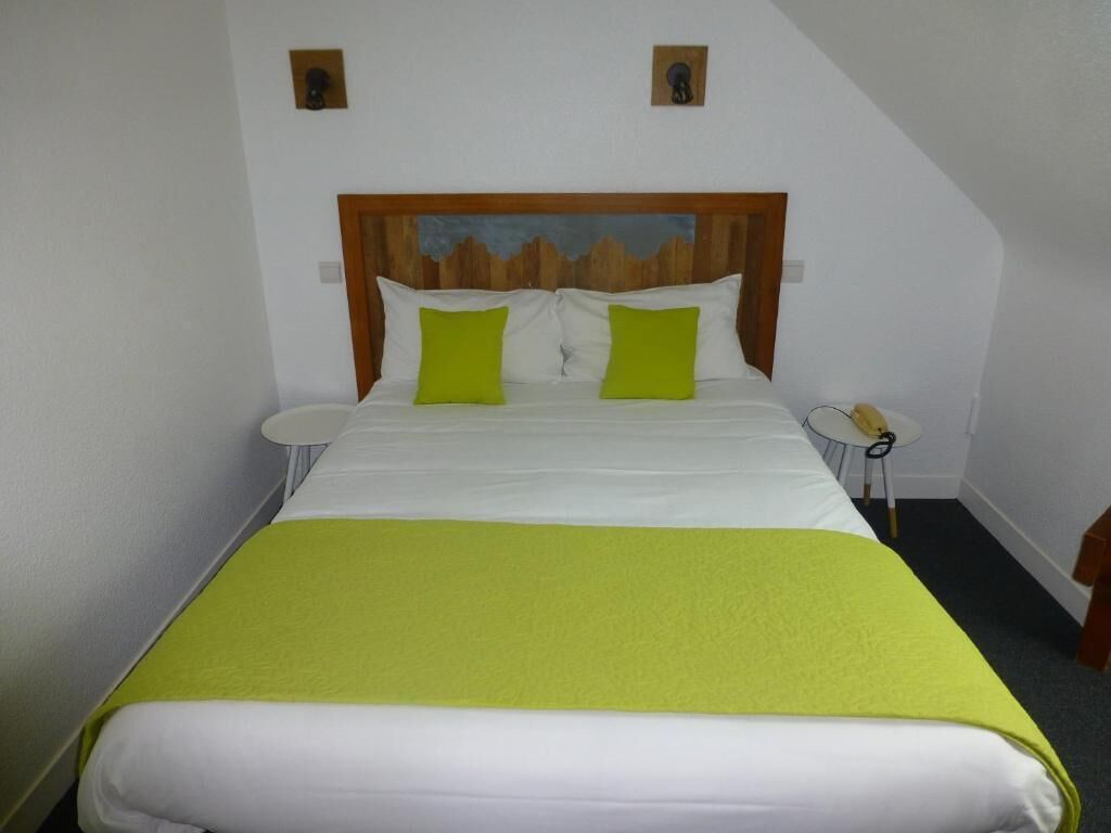 Classic Single Room | Bathroom | Hair dryer, towels