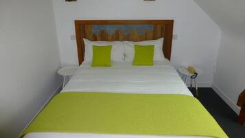 Classic Single Room | Bathroom | Hair dryer, towels