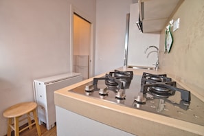 KĂŒhlschrank, Mikrowelle, Ofen, Herdplatte