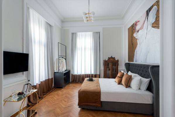 高档床上用品、迷你吧、客房内保险箱、特色装修