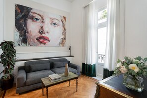 Suite superior | Área de sala de estar | Smart TV de 43 pulgadas con canales digitales, televisión y Netflix 