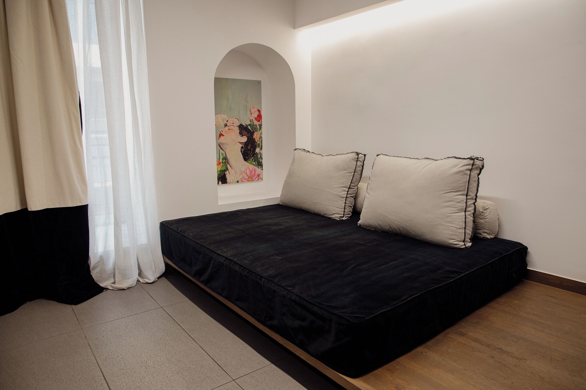 أغطية فراش متميزة وميني بار وخزنة داخل الغرفة وبديكورات فريدة لكل غرفة