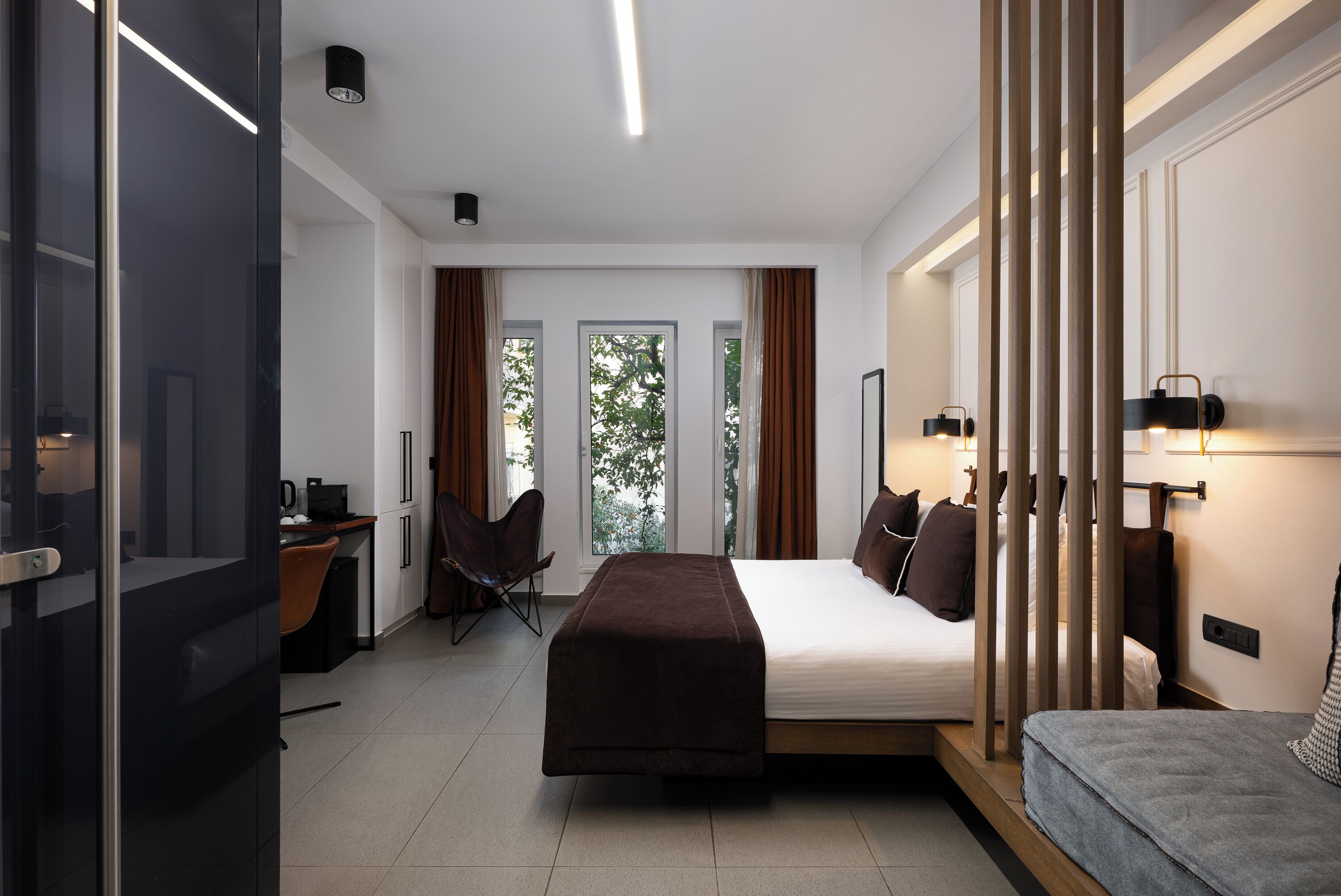 أغطية فراش متميزة وميني بار وخزنة داخل الغرفة وبديكورات فريدة لكل غرفة