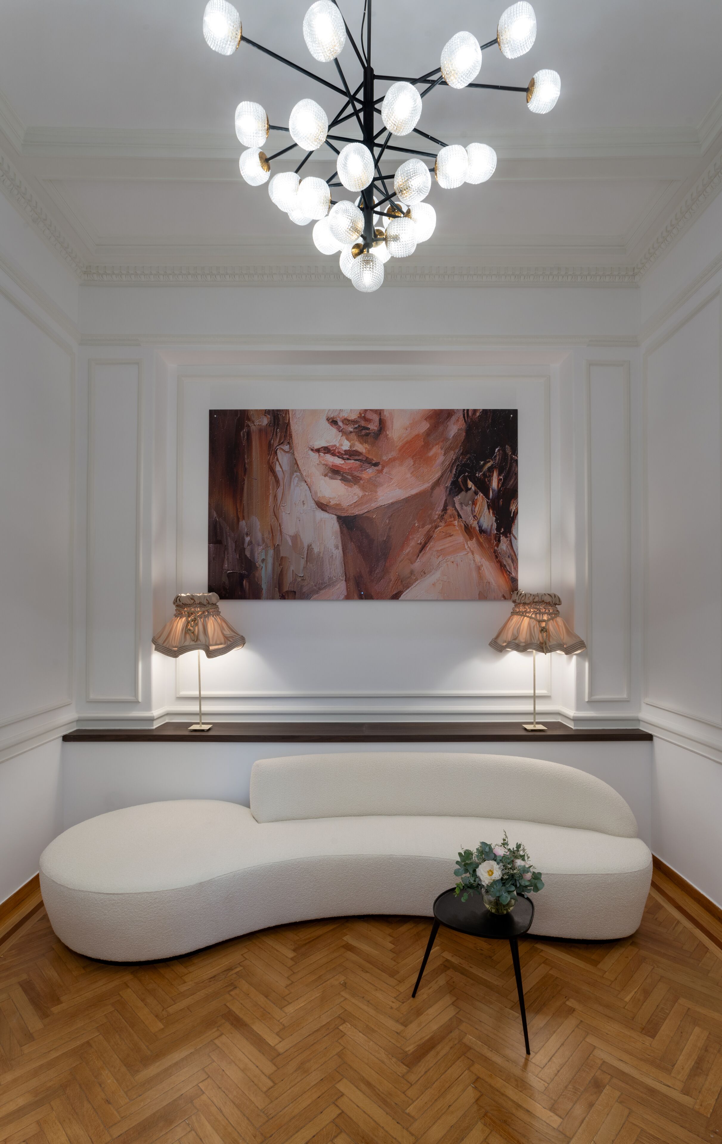 Flair Two - Bedroom Suite | منطقة المعيشة | تلفزيون ذكي بحجم 43-بوصة يعرض قنوات تلفزيونية رقمية، تلفزيون