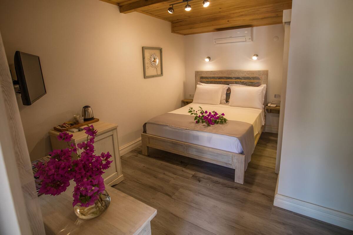 Standard Room No:6 | 埃及棉床單、高級寢具、免費迷你吧、客房內保險箱