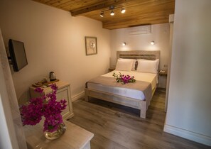 Standard Room | Egyptian cotton sheets, premium bedding, free minibar, in-room safe - No 10 Hotel (Selçuk)