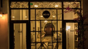 En hotelindgang med et skilt, der viser "NO:10 HOTEL".