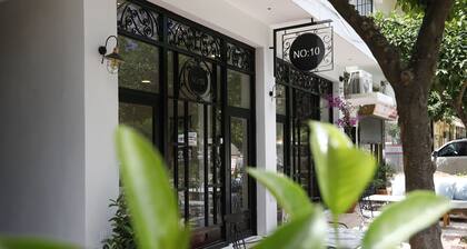 No 10 Hotel