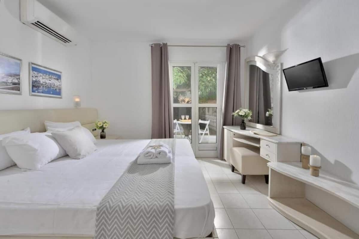 Standard Double Room | 1 bedroom, in-room safe, blackout curtains, iron/ironing board