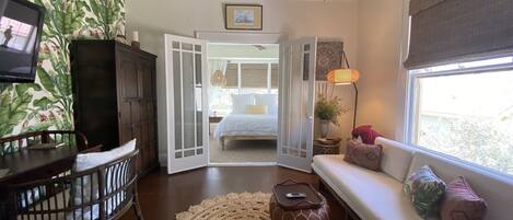 Iron/ironing board, Internet, bed sheets