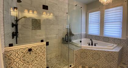 Seawall Suite @ The AveO! Full Hot Breakfast! 4 Block to Beach! GVR04326