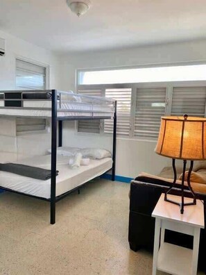 7 habitaciones, tabla de planchar con plancha, cuna de viaje y wifi