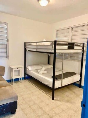 7 chambres, fer et planche à repasser, lit de bébé portatif, Wi-Fi