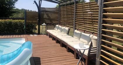 Pretty rural 1 bedroom gĂźte with swimming pool