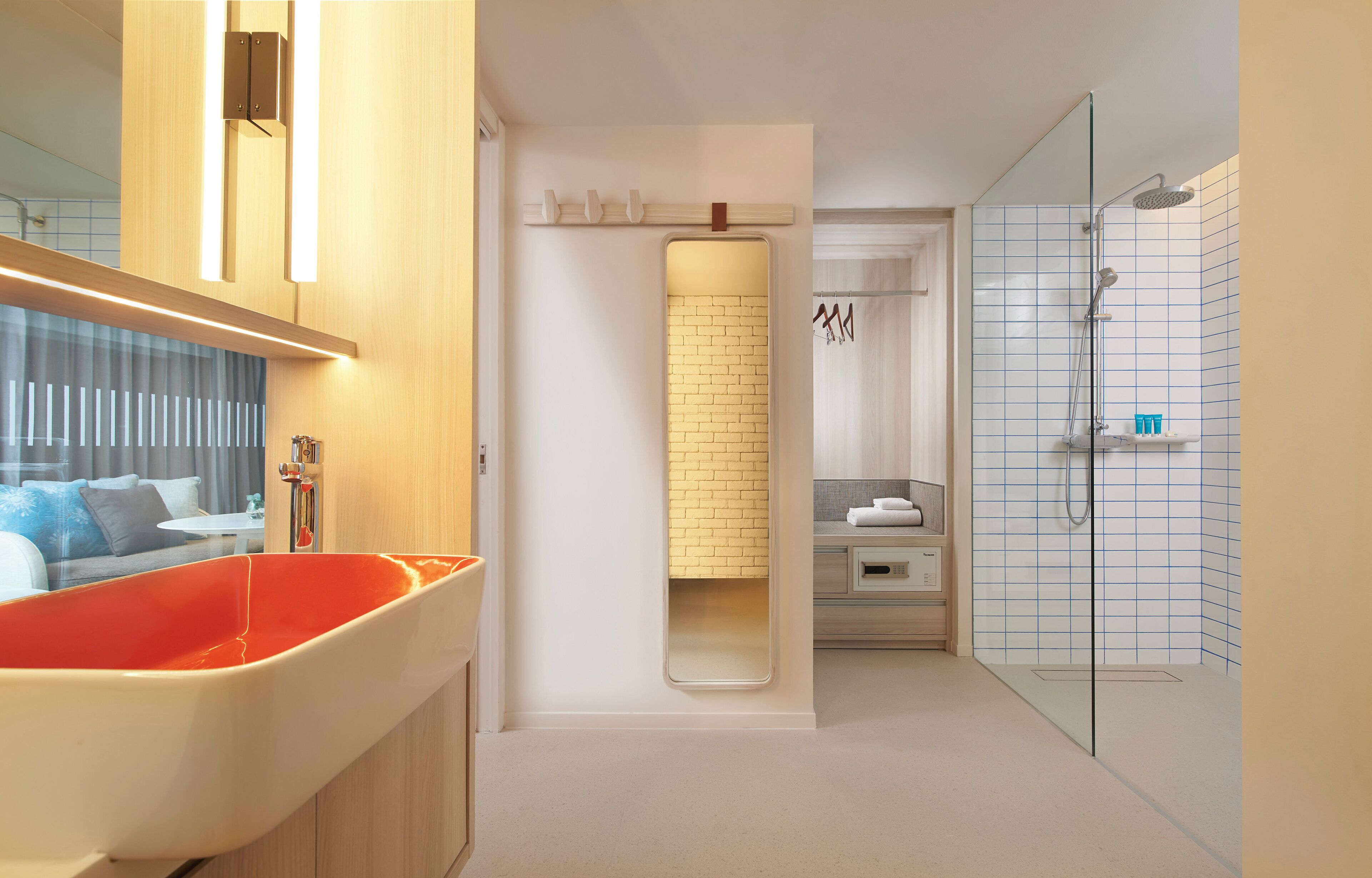 Un baño moderno con una bañera grande, cabina de ducha de vidrio y un toallero a la vista.