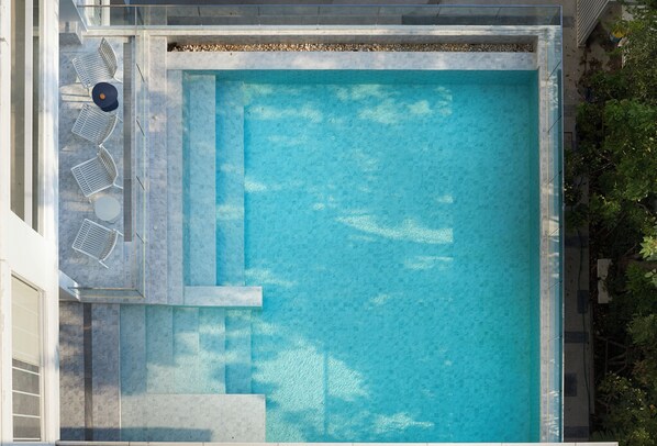 Una piscina cubierta, una piscina al aire libre