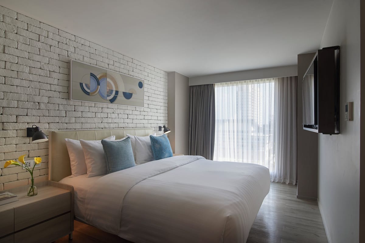 Room, 1 Bedroom, Corner | 1 bedroom, in-room safe, soundproofing, iron/ironing board
