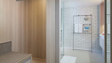 Studio | 1 bedroom, in-room safe, soundproofing, iron/ironing board