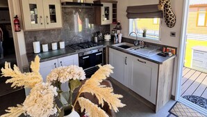 Fridge, microwave, oven, stovetop - Boutique Lodge With hot tub Sleeps 6 (Bridlington)
