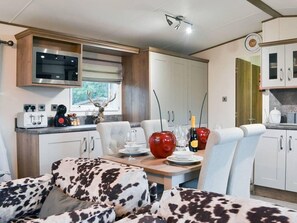 Chalet rustique | Cuisine privée | Réfrigérateur, four à micro-ondes, un four, surface de cuisson