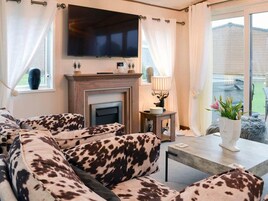 Cabin | Living room | 30-inch TV with cable channels, fireplace