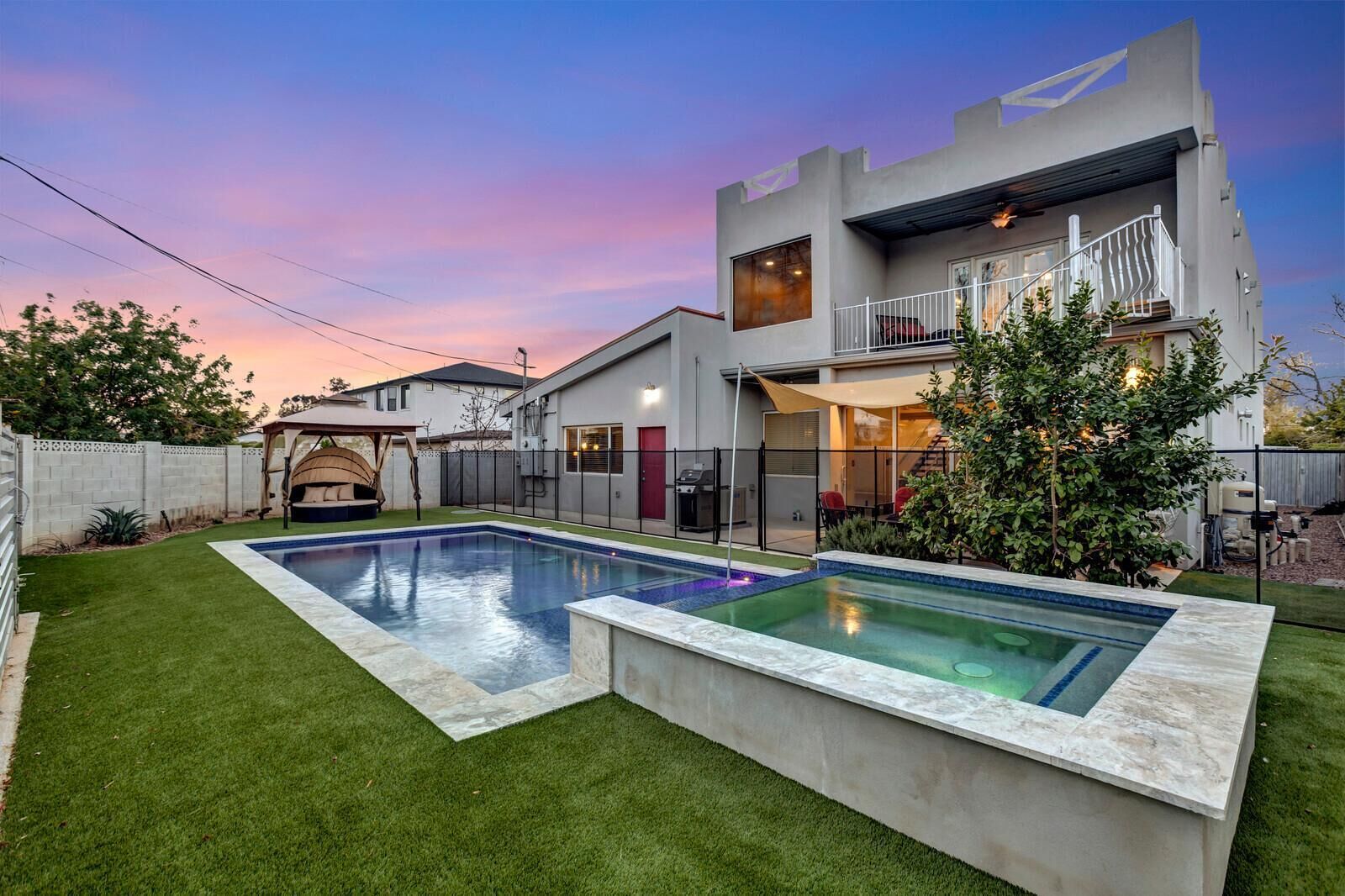 This house is a 6 bedroom(s), 4 bathrooms, located in Phoenix, AZ.