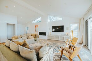 Smart TV, fireplace, Netflix, streaming services - Getawayz NSW -  'Drift' - Absolute Beachfront at Coledale w/ Panoramic Views & Multiple Living Zones (Coledale)