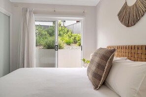 5 bedrooms, iron/ironing board, free WiFi, bed sheets