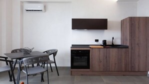 Een moderne keuken met een ingebouwde oven, een vaatwasser en een houten kast.