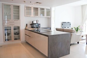 Grand réfrigérateur, micro-ondes, plaque de cuisson, lave-vaisselle
