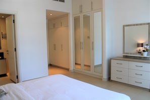 2 chambres, coffres-forts dans les chambres, fer et planche Ă repasser