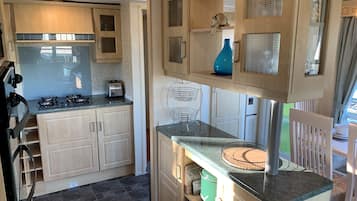 Cabaña | Cocina privada | Refrigerador, microondas, horno y parrilla de estufa