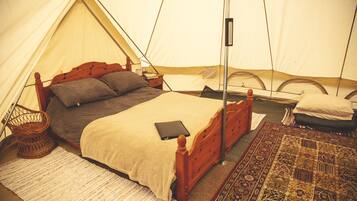 1 bedroom, bed sheets