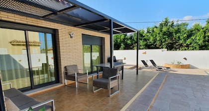 CASA TRÉBOL. Bonita villa con piscina privada