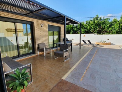 CLOVER HOUSE. Nice villa with private pool