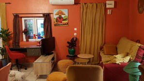 TV - Small Patio in Downtown (Nîmes)