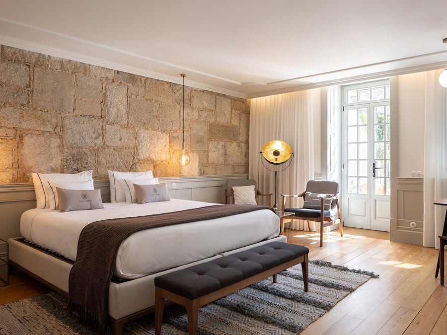 Dobbelt- eller tomannsrom – premium, hageutsikt, 1. etasje | Memory foam-senger, minibar, safe på rommet og individuelt dekorert