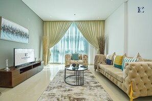 Leilighet | Oppholdsområde | En 42-tommers smart-TV med kabel-kanaler samt TV