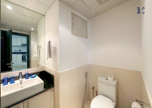 Leilighet | Bad | Separat badekar og dusj, toalettartikler (inkludert) og hårføner