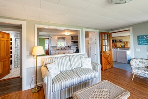 Smart TV, DVD player - Recently updated cottage featuring beautiful easterly views of Casco Bay (Bailey Island)