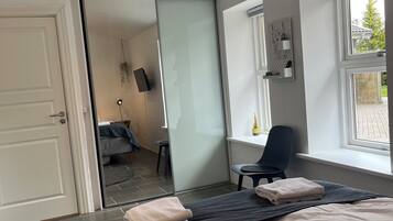 Economy-Doppelzimmer, 1 Queen-Bett, Nichtraucher | Minibar, Verdunkelungsvorhänge, kostenloses WLAN, Bettwäsche