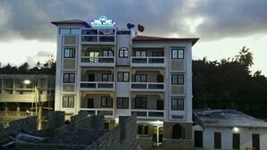 A multi-story hotel with a sign reading "Wyom Royals." - Wiyoni Royals Lamu (Lamu)