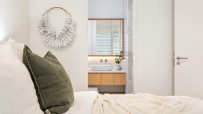4 bedrooms, iron/ironing board, Internet, bed sheets