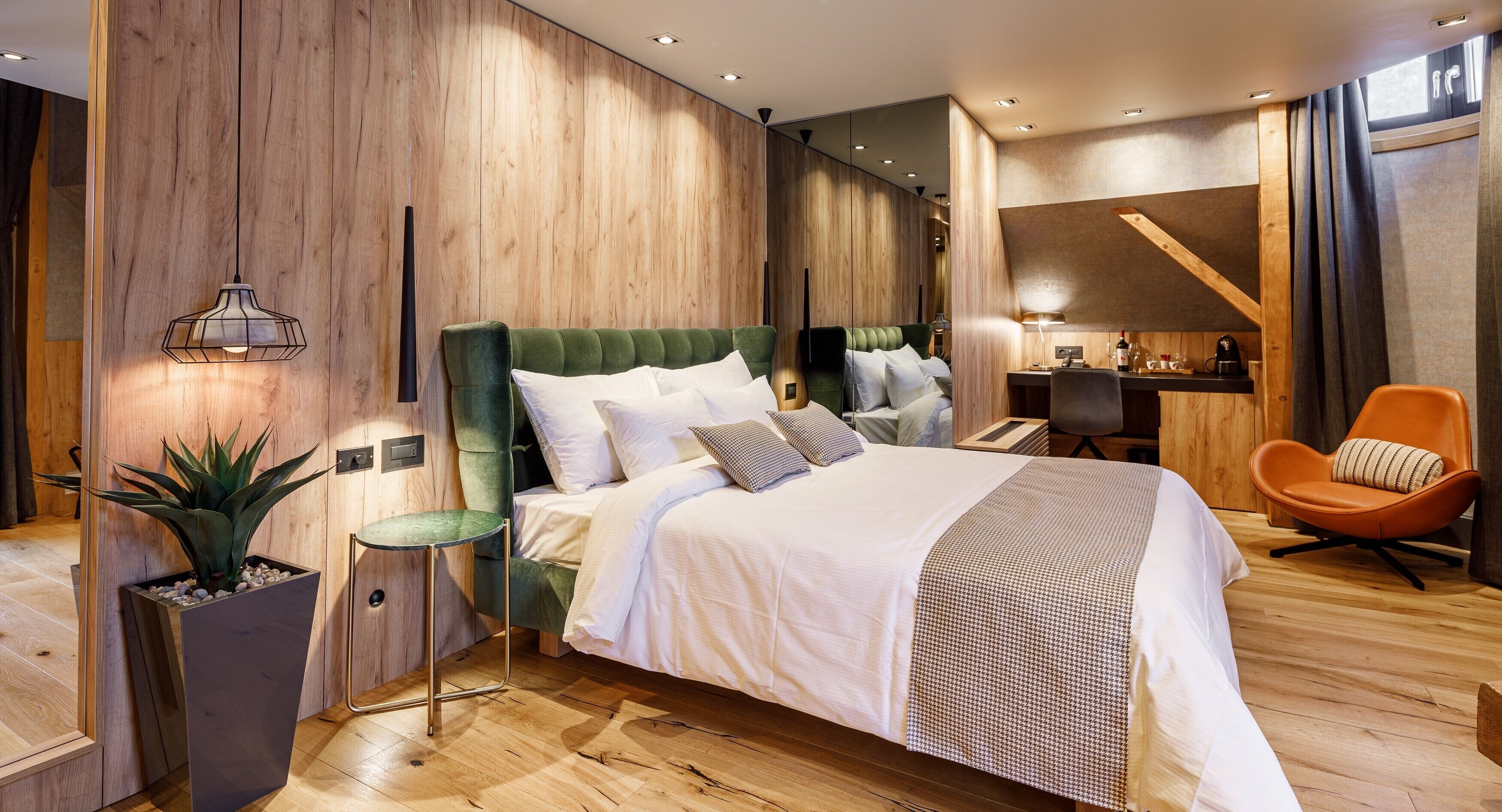 junior studio suite | minibar, in-room safe, individually decorated, desk