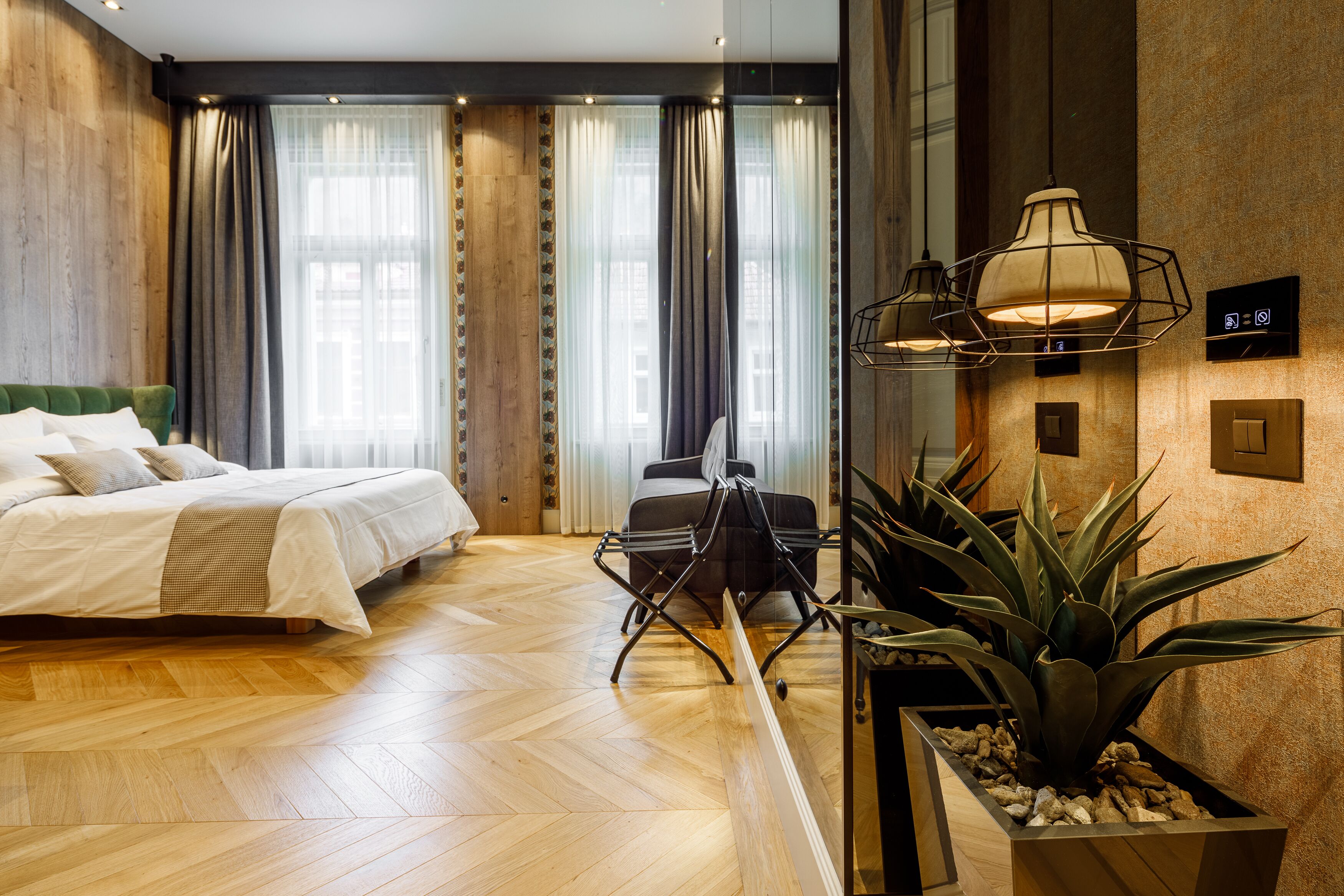 deluxe room | minibar, in-room safe, individually decorated, desk