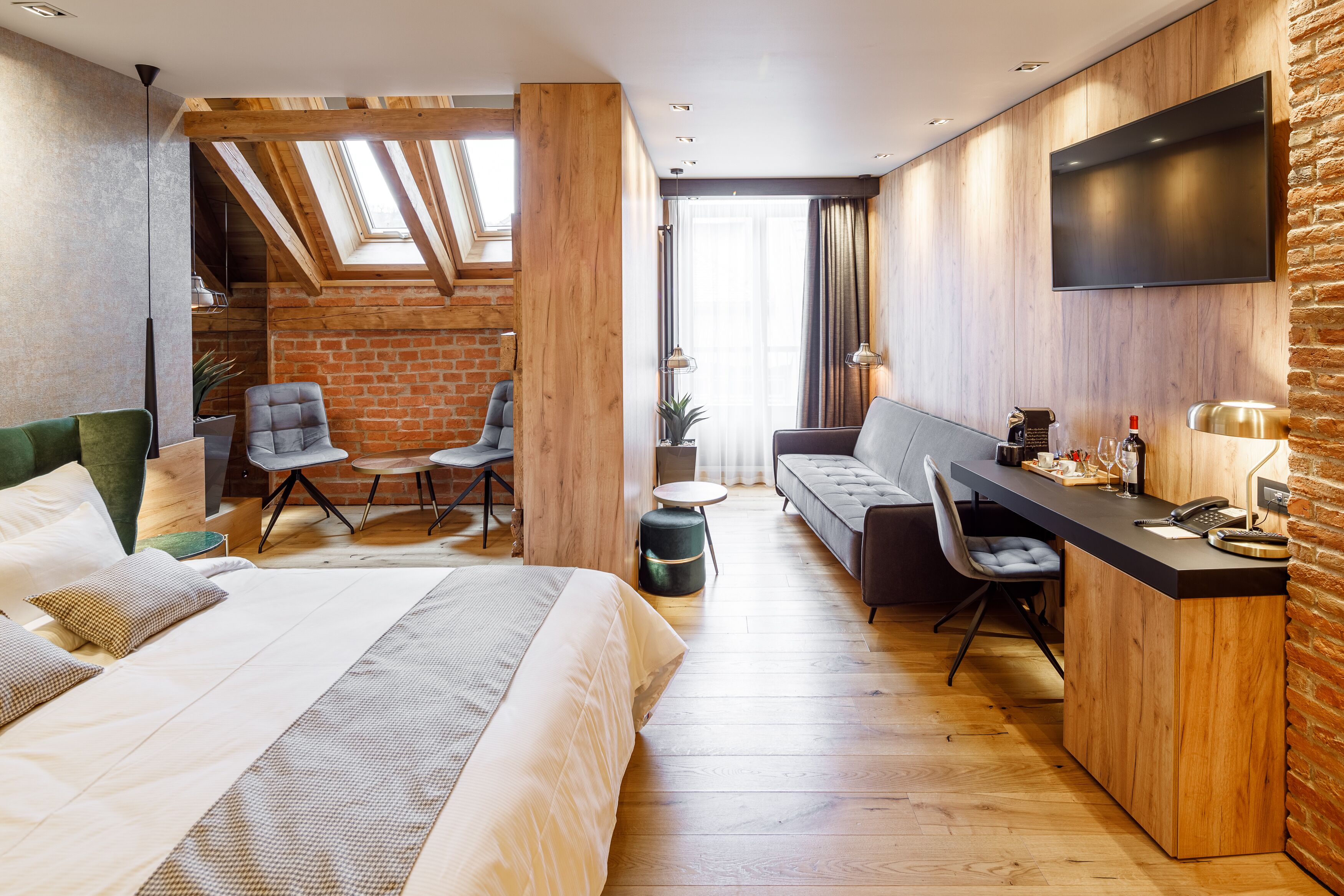 executive double room | minibar, in-room safe, individually decorated, desk