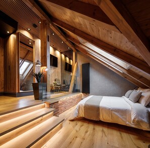 Junior Studio Suite | Minibar, in-room safe, individually decorated, desk